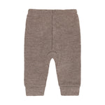 Diese elegante Wollhose von Celavi besticht durch ihre hochwertige Verarbeitung und zeitlose Optik. Die braune Färbung passt perfekt zu verschiedenen Outfits und Jahreszeiten. Das Material aus 100% Wolle sorgt für natürliche Wärmeisolation, Atmungsaktivität und angenehmen Tragekomfort. Die Hose ist langlebig, pflegeleicht und behält ihre Form über lange Zeit. Ideal für Alltag und besondere Anlässe – ein vielseitiges Kleidungsstück für jeden Kleiderschrank.