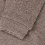 Diese elegante Wollhose von Celavi besticht durch ihre hochwertige Verarbeitung und zeitlose Optik. Die braune Färbung passt perfekt zu verschiedenen Outfits und Jahreszeiten. Das Material aus 100% Wolle sorgt für natürliche Wärmeisolation, Atmungsaktivität und angenehmen Tragekomfort. Die Hose ist langlebig, pflegeleicht und behält ihre Form über lange Zeit. Ideal für Alltag und besondere Anlässe – ein vielseitiges Kleidungsstück für jeden Kleiderschrank.