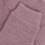Diese elegante Wollhose von Celavi besticht durch ihre hochwertige Verarbeitung und den angenehmen Tragekomfort. Das weiche Material aus 100% Wolle bietet optimale Wärmeisolation und Atmungsaktivität für kühle Tage. Das zarte Rosa verleiht dem Klassiker eine moderne Note und lässt sich vielseitig kombinieren. Perfekt für Alltag und besondere Anlässe.