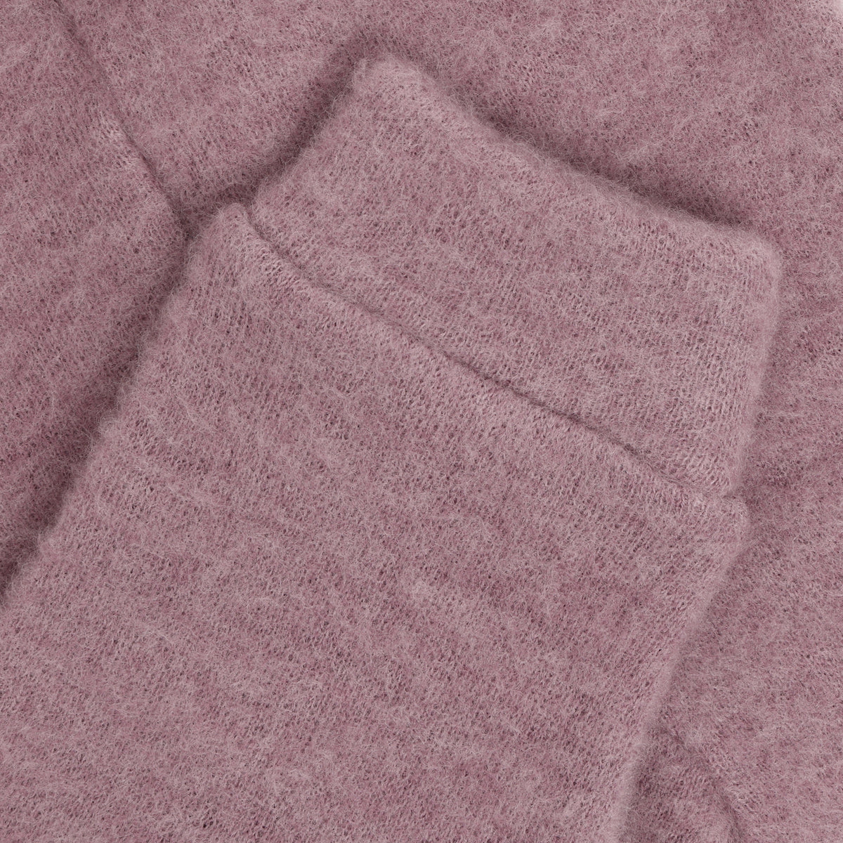 Diese elegante Wollhose von Celavi besticht durch ihre hochwertige Verarbeitung und den angenehmen Tragekomfort. Das weiche Material aus 100% Wolle bietet optimale Wärmeisolation und Atmungsaktivität für kühle Tage. Das zarte Rosa verleiht dem Klassiker eine moderne Note und lässt sich vielseitig kombinieren. Perfekt für Alltag und besondere Anlässe.