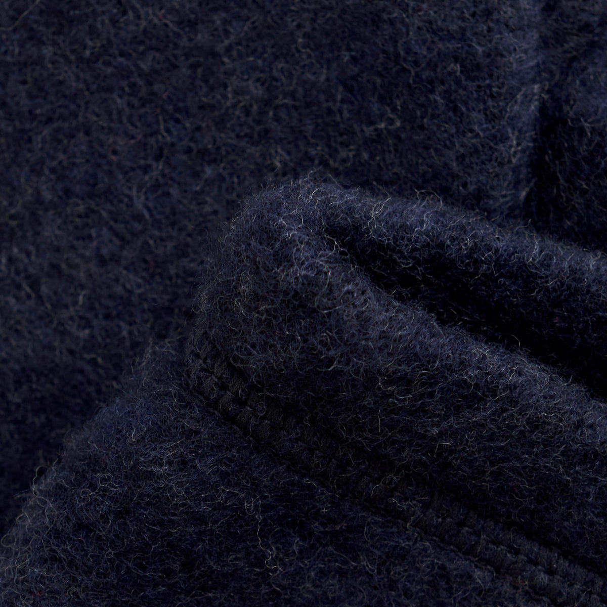 Dunkelblaue Wollhose von Celavi mit hohem Tragekomfort. Die Hose aus 100% Wolle überzeugt durch ihre natürliche Wärmeisolation und Atmungsaktivität. Ideal für kühle Tage und vielseitig kombinierbar. Hochwertige Verarbeitung für lange Haltbarkeit.