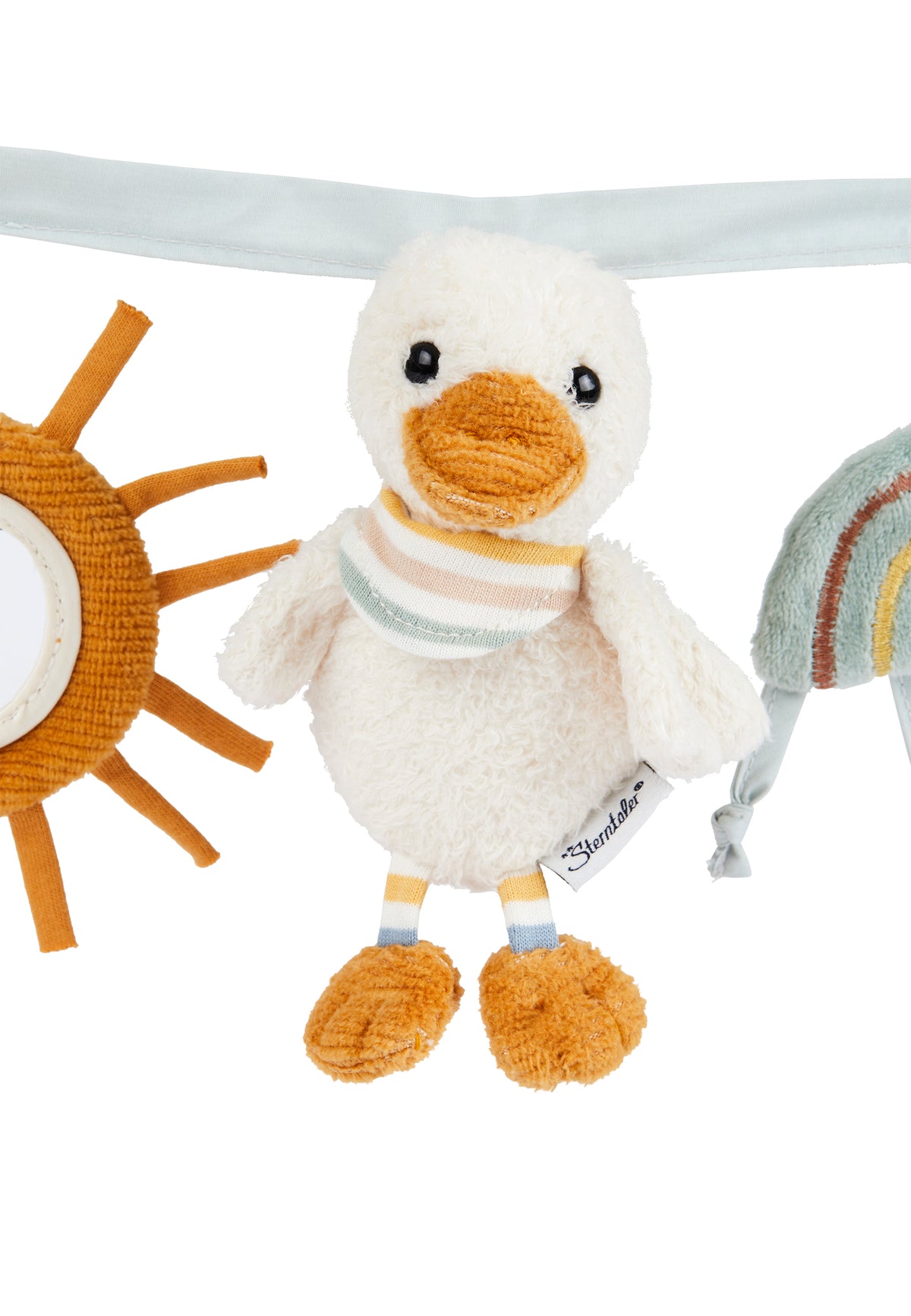 Die&nbsp;Kinderwagenkette ENTE Edda&nbsp;ist eine liebevolle Deko, die unterwegs Freude bereitet.

Sternförmige Befestigungsringe&nbsp;– schnell und sicher fixiert
Unterhält und beruhigt beim Spazieren
Hübsches Design für kleine Entdecker