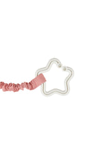 Die&nbsp;Kinderwagenkette Hanni&nbsp;sorgt für Unterhaltung unterwegs und unterstützt spielerisch die Entwicklung der Sinne.

Kuschelig weiche Anhängefiguren&nbsp;in kindgerechtem Design
Elastisches Band&nbsp;mit sternförmigen Befestigungsringen für eine sichere und flexible Anbringung
Mit integriertem Spiegel und Rassel&nbsp;zur Förderung der auditiven und visuellen Wahrnehmung
Für alle gängigen Kinderwagen und Babyschalen&nbsp;geeignet

Die Materialien sind&nbsp;pflegeleicht und waschbar&nbsp;– ideal für 