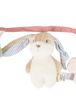 Die&nbsp;Kinderwagenkette Hanni&nbsp;sorgt für Unterhaltung unterwegs und unterstützt spielerisch die Entwicklung der Sinne.

Kuschelig weiche Anhängefiguren&nbsp;in kindgerechtem Design
Elastisches Band&nbsp;mit sternförmigen Befestigungsringen für eine sichere und flexible Anbringung
Mit integriertem Spiegel und Rassel&nbsp;zur Förderung der auditiven und visuellen Wahrnehmung
Für alle gängigen Kinderwagen und Babyschalen&nbsp;geeignet

Die Materialien sind&nbsp;pflegeleicht und waschbar&nbsp;– ideal für 