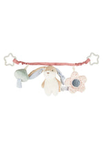 Die&nbsp;Kinderwagenkette Hanni&nbsp;sorgt für Unterhaltung unterwegs und unterstützt spielerisch die Entwicklung der Sinne.

Kuschelig weiche Anhängefiguren&nbsp;in kindgerechtem Design
Elastisches Band&nbsp;mit sternförmigen Befestigungsringen für eine sichere und flexible Anbringung
Mit integriertem Spiegel und Rassel&nbsp;zur Förderung der auditiven und visuellen Wahrnehmung
Für alle gängigen Kinderwagen und Babyschalen&nbsp;geeignet

Die Materialien sind&nbsp;pflegeleicht und waschbar&nbsp;– ideal für 