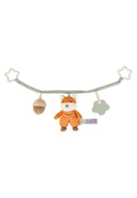 Die&nbsp;Kinderwagenkette Filou&nbsp;kombiniert Spielspaß und Funktion in einem stilvollen Accessoire für unterwegs.

Hochwertige Stoffe&nbsp;wie Cord, Flausch und Jersey für angenehmes Fühlen
Elastisches Band&nbsp;und&nbsp;sternförmige Befestigungsringe&nbsp;für einfache und stabile Anbringung
Integrierte Rassel und strukturiertes Silikonelement&nbsp;– ideal zur Förderung der Sinne
Weiche, kindgerechte Anhänger&nbsp;mit liebevollen Details

Die Kinderwagenkette ist&nbsp;waschbar&nbsp;und somit bestens für 