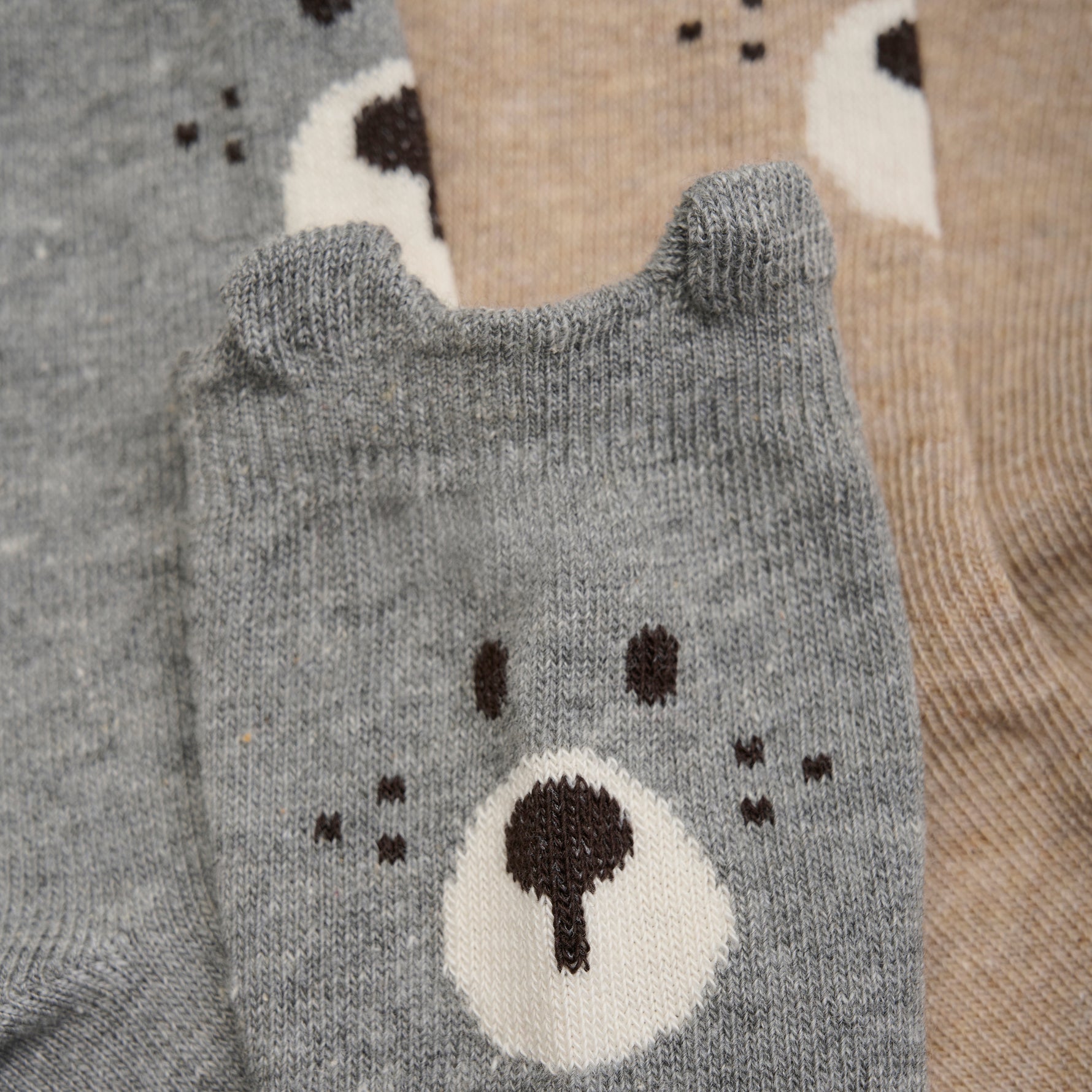 2er Pack braune MINYMO Socken mit süßen Bärenmotiven.