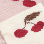 Zweierpack Socken von MINYMO mit 3D-Kirschdesigns in ansprechenden Farbtönen.