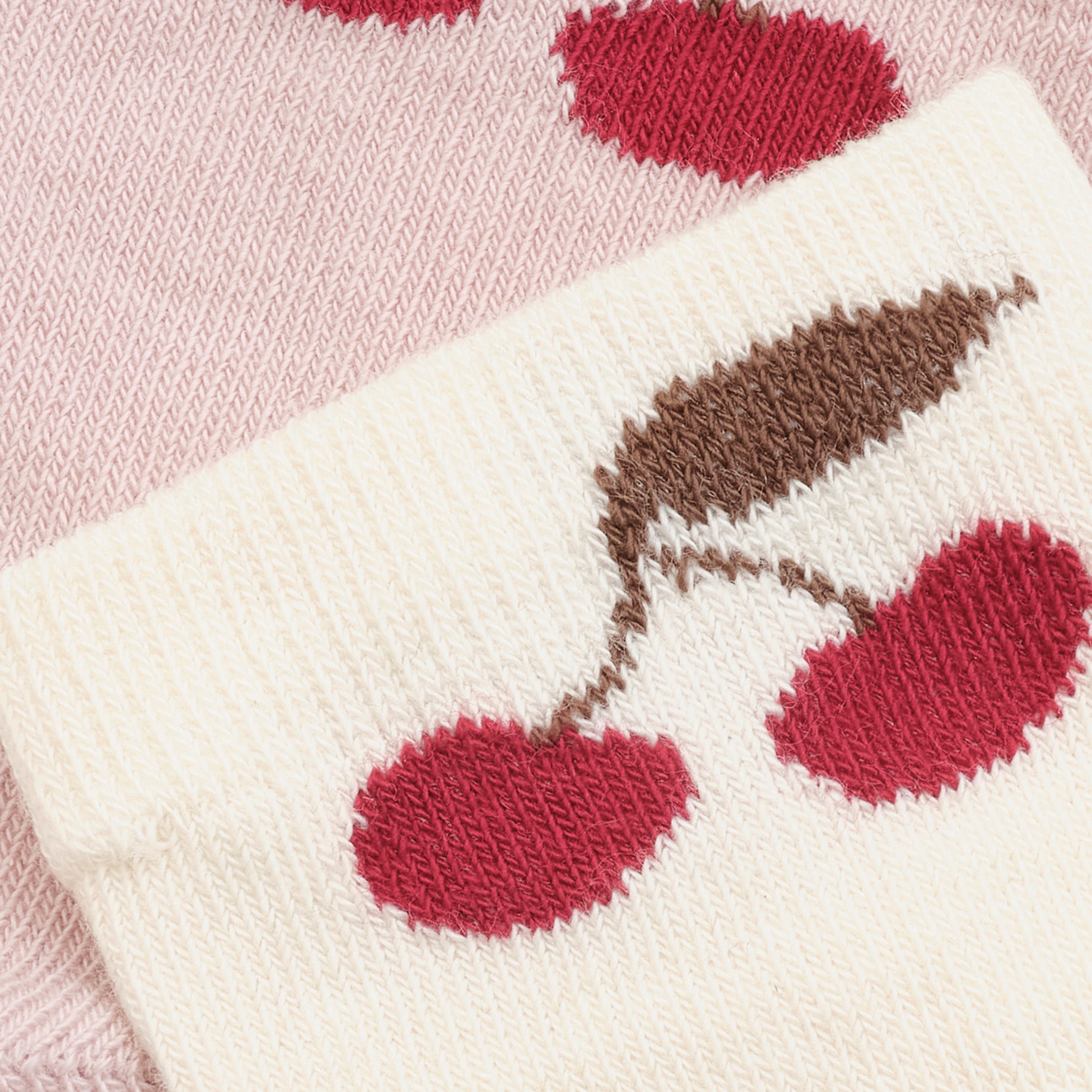 Zweierpack Socken von MINYMO mit 3D-Kirschdesigns in ansprechenden Farbtönen.