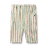Klassische Hose mit feinen Streifen von WHEAT. Die lange Musseling-Hose Arne besticht durch ihre zeitlose Eleganz und den hohen Tragekomfort. Gefertigt aus 100% Bio-Baumwolle, bietet sie sanfte Haptik und nachhaltige Qualität. Perfekt für vielseitige Styling-Möglichkeiten im Alltag.