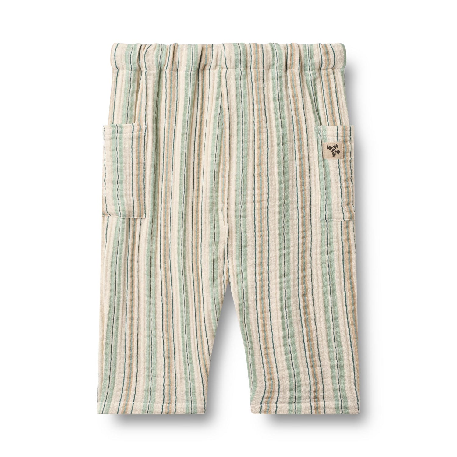 Klassische Hose mit feinen Streifen von WHEAT. Die lange Musseling-Hose Arne besticht durch ihre zeitlose Eleganz und den hohen Tragekomfort. Gefertigt aus 100% Bio-Baumwolle, bietet sie sanfte Haptik und nachhaltige Qualität. Perfekt für vielseitige Styling-Möglichkeiten im Alltag.