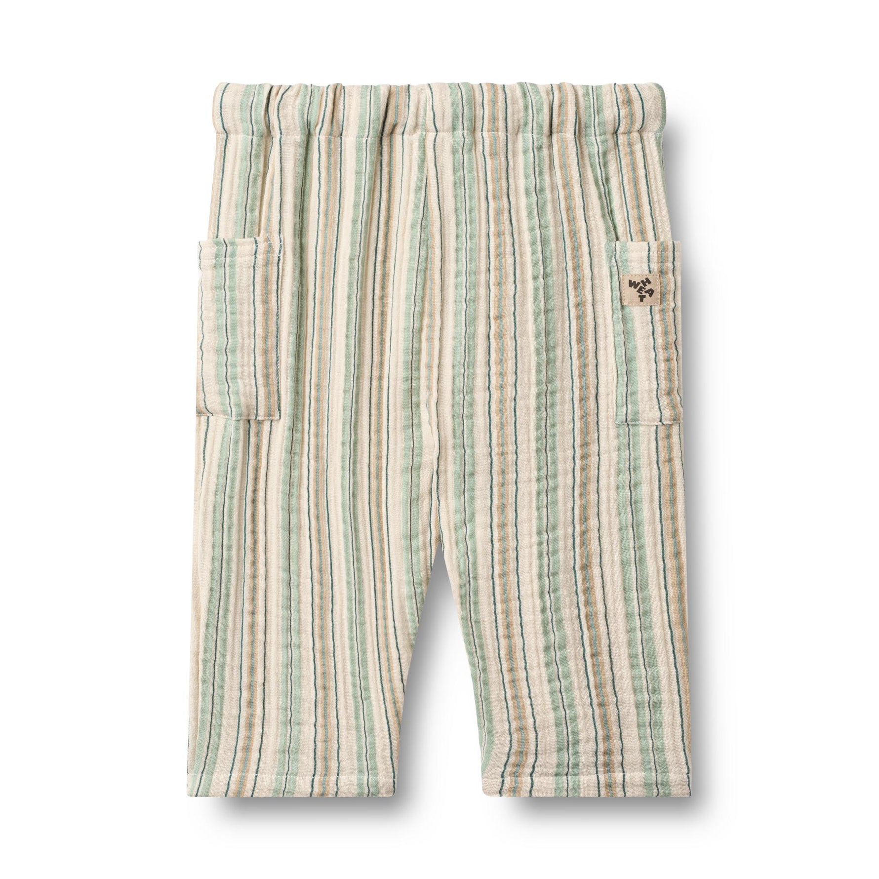 Klassische Hose mit feinen Streifen von WHEAT. Die lange Musseling-Hose Arne besticht durch ihre zeitlose Eleganz und den hohen Tragekomfort. Gefertigt aus 100% Bio-Baumwolle, bietet sie sanfte Haptik und nachhaltige Qualität. Perfekt für vielseitige Styling-Möglichkeiten im Alltag.