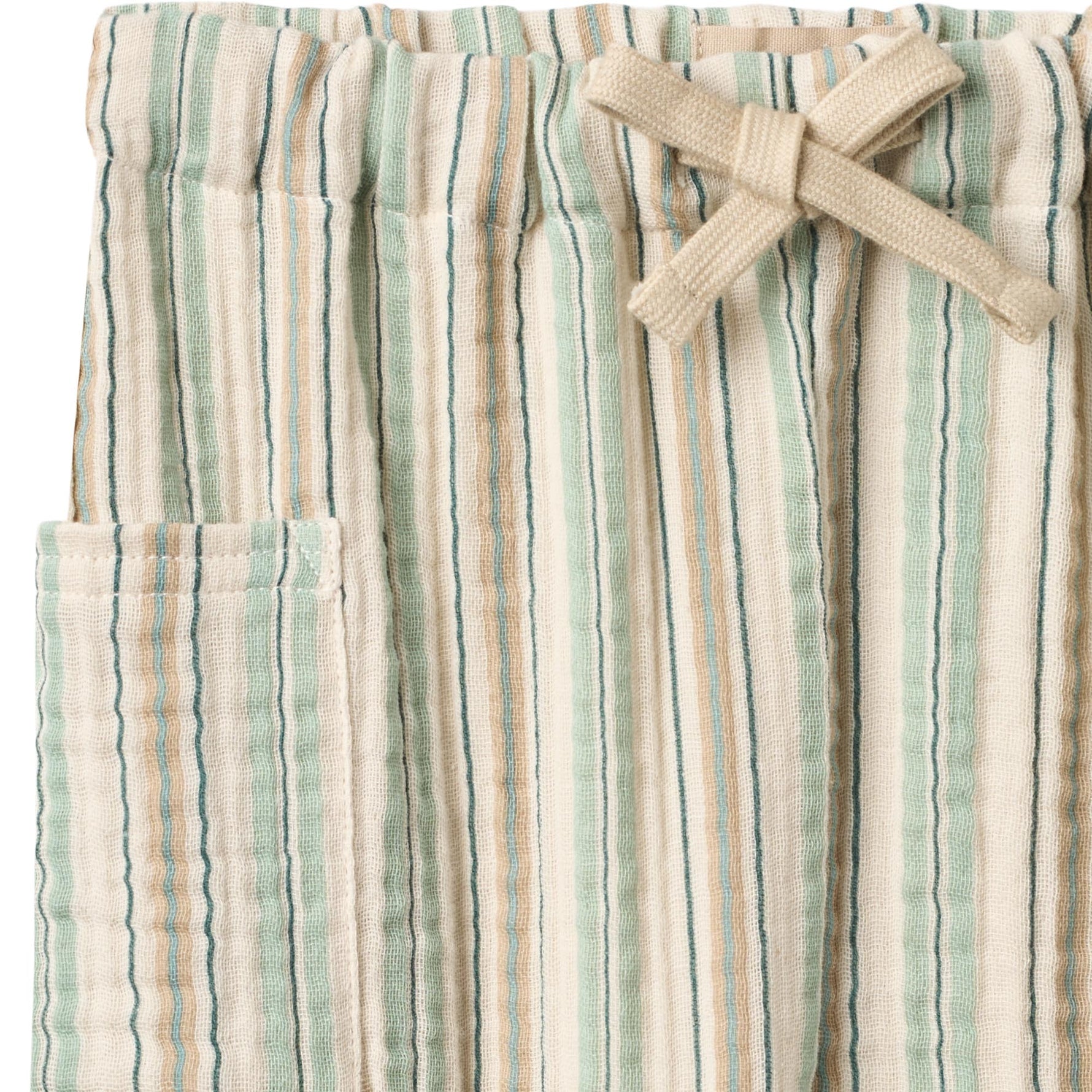 Klassische Hose mit feinen Streifen von WHEAT. Die lange Musseling-Hose Arne besticht durch ihre zeitlose Eleganz und den hohen Tragekomfort. Gefertigt aus 100% Bio-Baumwolle, bietet sie sanfte Haptik und nachhaltige Qualität. Perfekt für vielseitige Styling-Möglichkeiten im Alltag.