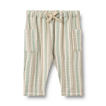 Klassische Hose mit feinen Streifen von WHEAT. Die lange Musseling-Hose Arne besticht durch ihre zeitlose Eleganz und den hohen Tragekomfort. Gefertigt aus 100% Bio-Baumwolle, bietet sie sanfte Haptik und nachhaltige Qualität. Perfekt für vielseitige Styling-Möglichkeiten im Alltag.
