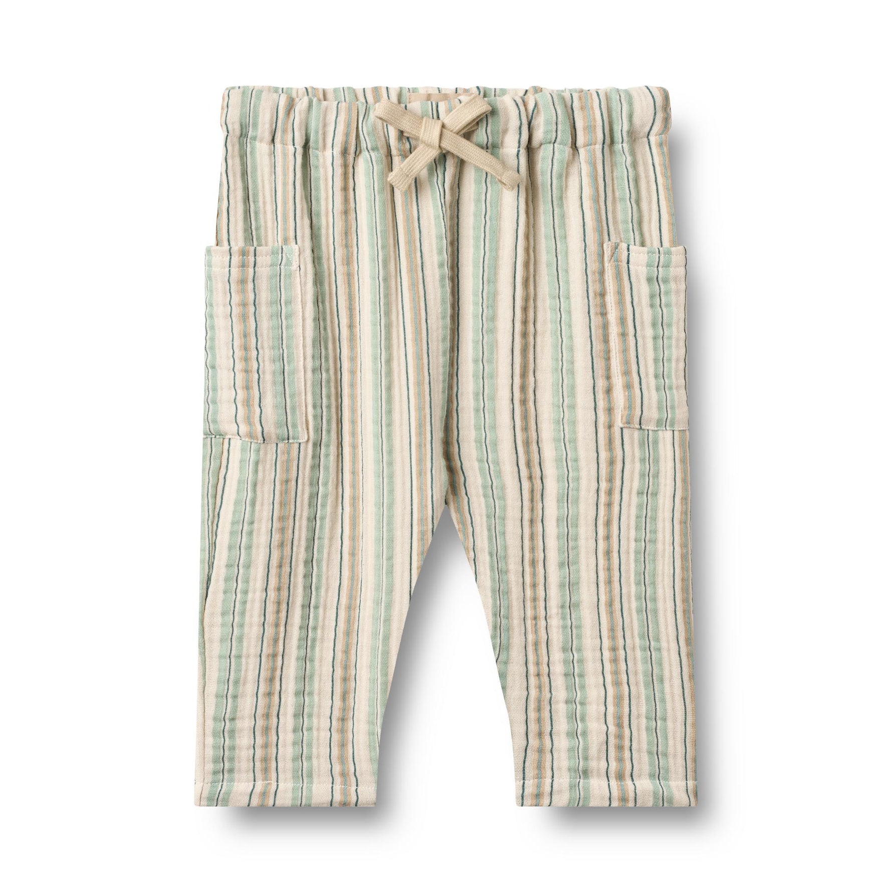 Klassische Hose mit feinen Streifen von WHEAT. Die lange Musseling-Hose Arne besticht durch ihre zeitlose Eleganz und den hohen Tragekomfort. Gefertigt aus 100% Bio-Baumwolle, bietet sie sanfte Haptik und nachhaltige Qualität. Perfekt für vielseitige Styling-Möglichkeiten im Alltag.
