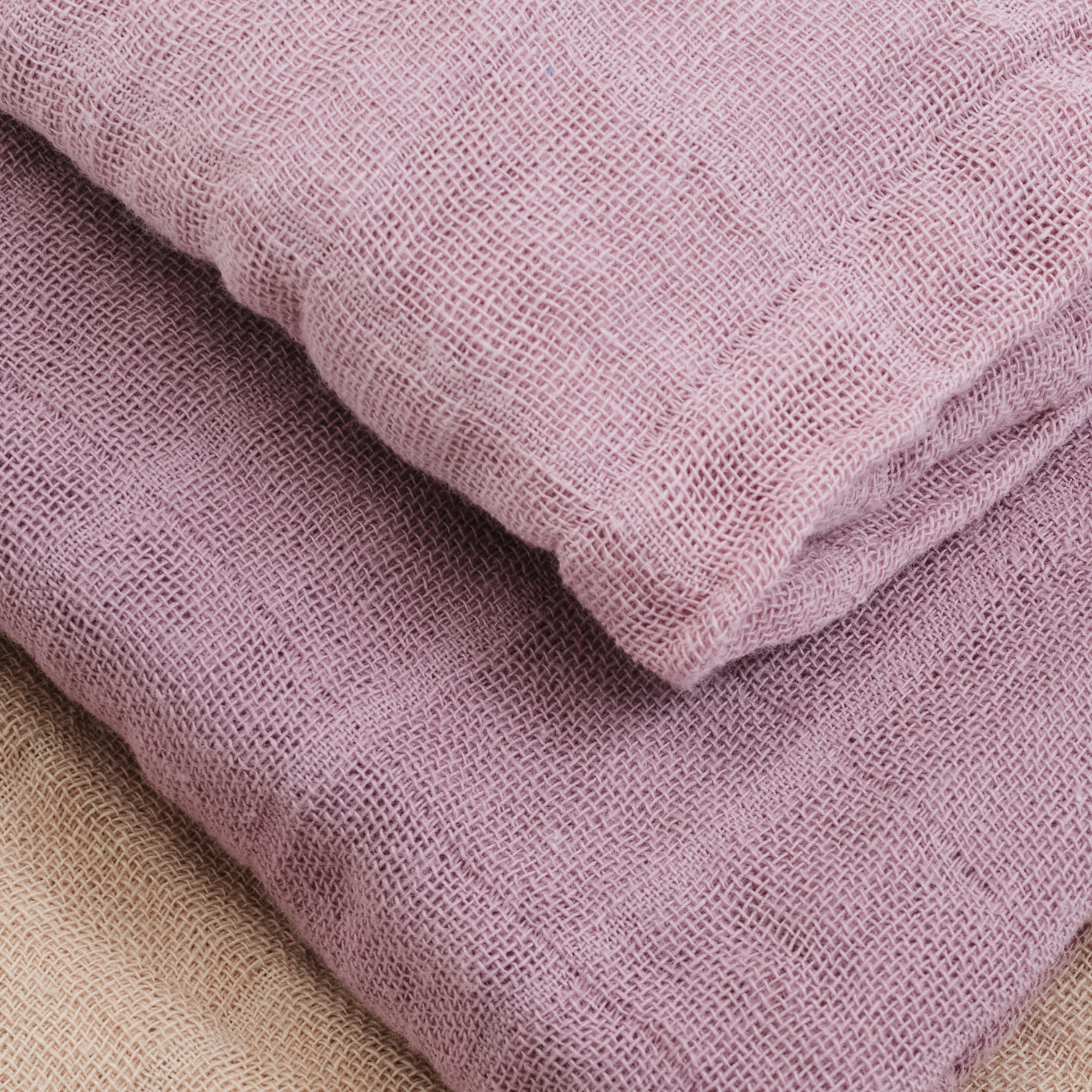 Muslin-Tücher von PIPPI in einer Auswahl an verschiedenen Lilatönen – weich, vielseitig und ideal für den täglichen Gebrauch.