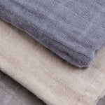 Muslin-Tücher von PIPPI in einer Auswahl an verschiedenen Blautönen – weich, vielseitig und ideal für den täglichen Gebrauch.