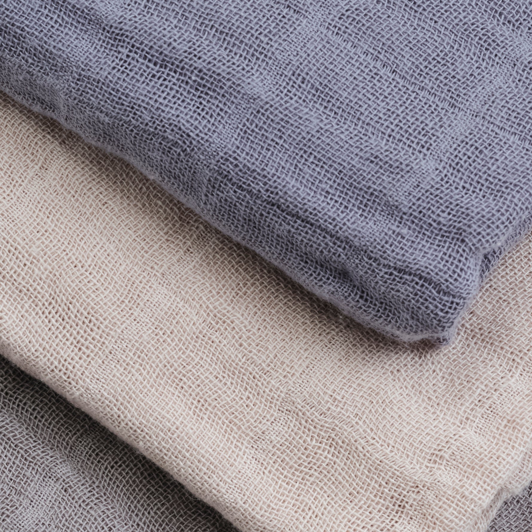 Muslin-Tücher von PIPPI in einer Auswahl an verschiedenen Blautönen – weich, vielseitig und ideal für den täglichen Gebrauch.