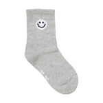 Dieses 2er-Set grauweiße Tennissocken von Minymo besticht durch ein fröhliches Smiley-Motiv und sorgt für Komfort und gute Laune beim Sport.