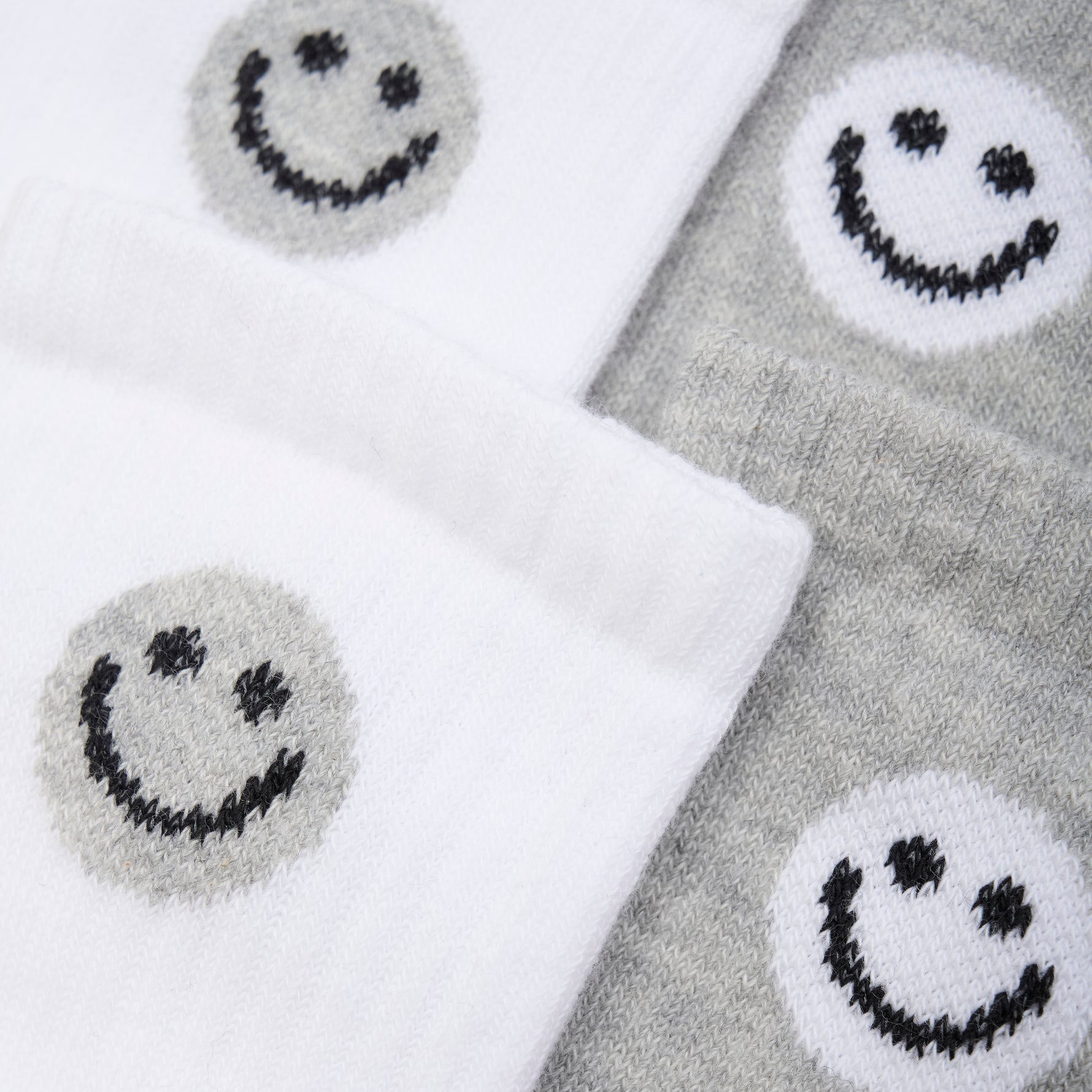 Dieses 2er-Set grauweiße Tennissocken von Minymo besticht durch ein fröhliches Smiley-Motiv und sorgt für Komfort und gute Laune beim Sport.