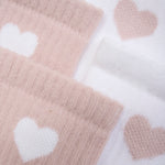 Entzückende Socken von MINYMO mit niedlichen Herzmustern in zarten Rosa- und Weißtönen, die Komfort und Stil perfekt verbinden.
