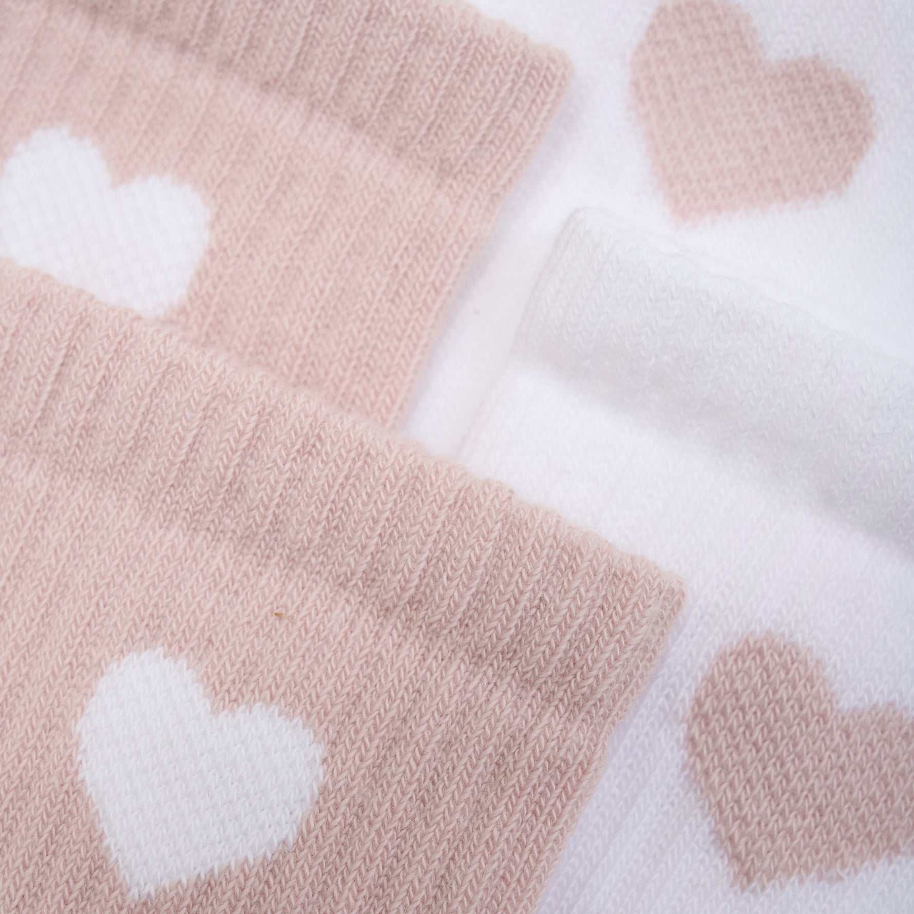 Entzückende Socken von MINYMO mit niedlichen Herzmustern in zarten Rosa- und Weißtönen, die Komfort und Stil perfekt verbinden.