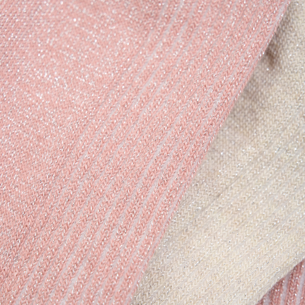 2er Pack Strumpfhosen von Minymo mit glitzerndem Finish. Hochwertige Verarbeitung aus 67% Baumwolle, 20% Polyamid, 10% Metallfasern und 3% Elasthan für optimalen Komfort und Haltbarkeit. Perfekt für festliche Anlässe und alltägliche Eleganz.