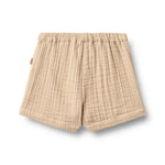 Leichte Musselin-Shorts von WHEAT aus 100% Bio-Baumwolle in warmem Beige. Das atmungsaktive Material bietet maximalen Komfort für warme Tage. Der lockere Schnitt ermöglicht volle Bewegungsfreiheit und macht diese Shorts zum perfekten Begleiter für Freizeit und Alltag. Nachhaltig und hautfreundlich.
