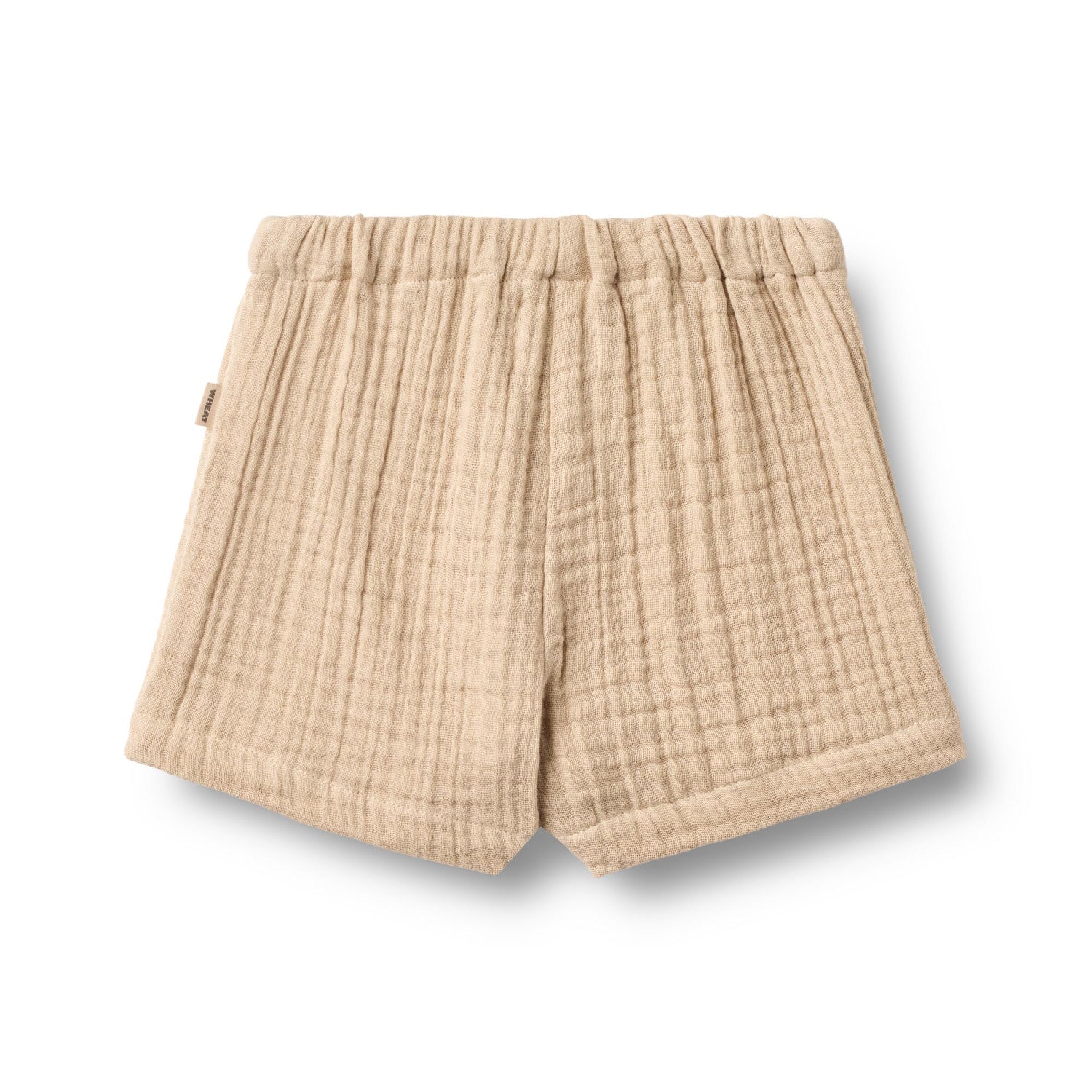 Leichte Musselin-Shorts von WHEAT aus 100% Bio-Baumwolle in warmem Beige. Das atmungsaktive Material bietet maximalen Komfort für warme Tage. Der lockere Schnitt ermöglicht volle Bewegungsfreiheit und macht diese Shorts zum perfekten Begleiter für Freizeit und Alltag. Nachhaltig und hautfreundlich.
