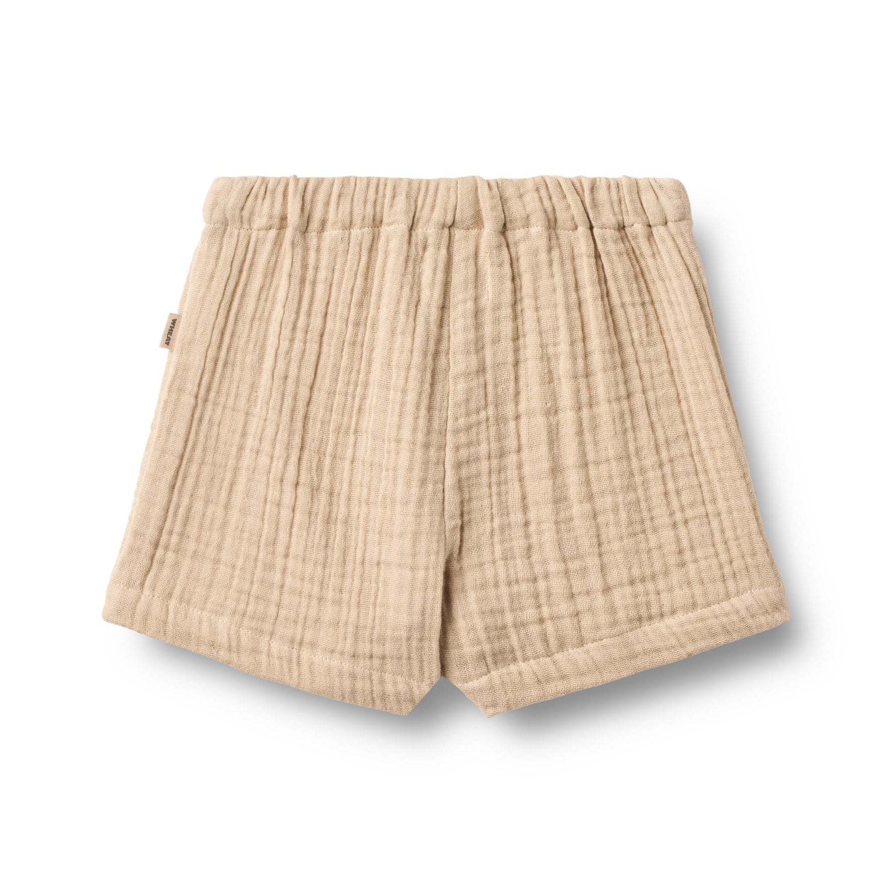 Leichte Musselin-Shorts von WHEAT aus 100% Bio-Baumwolle in warmem Beige. Das atmungsaktive Material bietet maximalen Komfort für warme Tage. Der lockere Schnitt ermöglicht volle Bewegungsfreiheit und macht diese Shorts zum perfekten Begleiter für Freizeit und Alltag. Nachhaltig und hautfreundlich.
