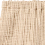 Leichte Musselin-Shorts von WHEAT aus 100% Bio-Baumwolle in warmem Beige. Das atmungsaktive Material bietet maximalen Komfort für warme Tage. Der lockere Schnitt ermöglicht volle Bewegungsfreiheit und macht diese Shorts zum perfekten Begleiter für Freizeit und Alltag. Nachhaltig und hautfreundlich.
