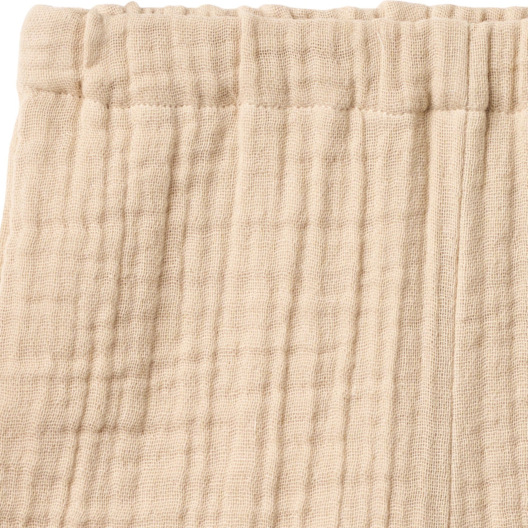 Leichte Musselin-Shorts von WHEAT aus 100% Bio-Baumwolle in warmem Beige. Das atmungsaktive Material bietet maximalen Komfort für warme Tage. Der lockere Schnitt ermöglicht volle Bewegungsfreiheit und macht diese Shorts zum perfekten Begleiter für Freizeit und Alltag. Nachhaltig und hautfreundlich.
