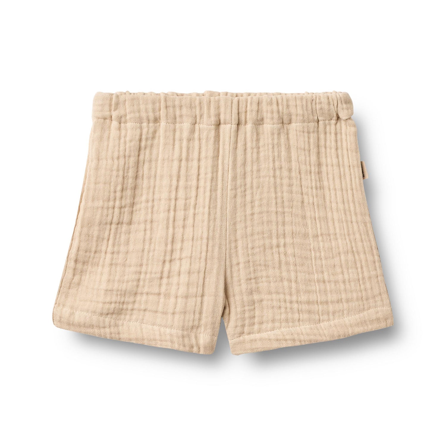 Leichte Musselin-Shorts von WHEAT aus 100% Bio-Baumwolle in warmem Beige. Das atmungsaktive Material bietet maximalen Komfort für warme Tage. Der lockere Schnitt ermöglicht volle Bewegungsfreiheit und macht diese Shorts zum perfekten Begleiter für Freizeit und Alltag. Nachhaltig und hautfreundlich.
