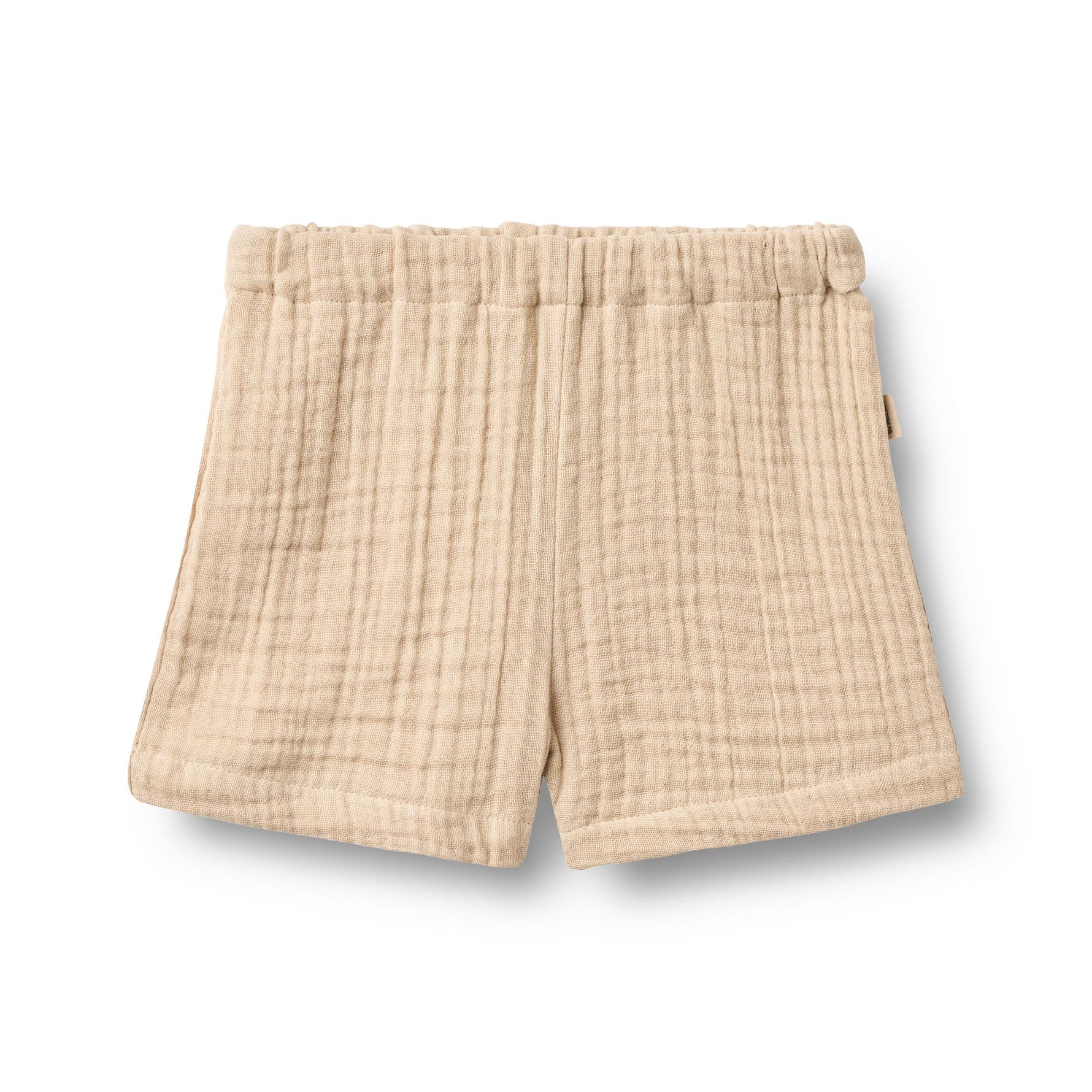 Leichte Musselin-Shorts von WHEAT aus 100% Bio-Baumwolle in warmem Beige. Das atmungsaktive Material bietet maximalen Komfort für warme Tage. Der lockere Schnitt ermöglicht volle Bewegungsfreiheit und macht diese Shorts zum perfekten Begleiter für Freizeit und Alltag. Nachhaltig und hautfreundlich.
