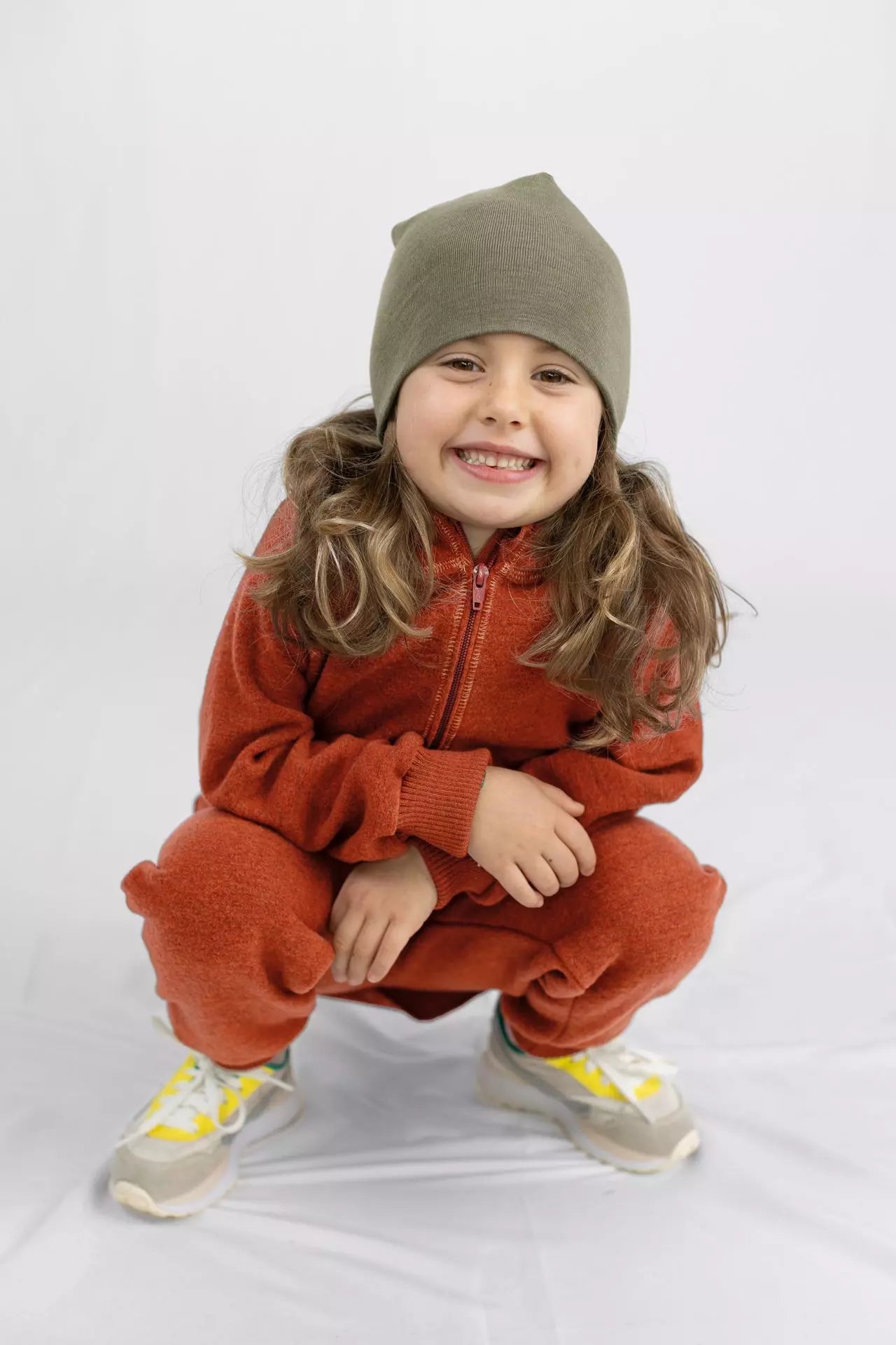 Bestens ausgestattet in der Übergangszeit im Herbst oder Frühjahr sind die Kleinsten mit dieser Mütze von Engel aus Wolle-Seide. Das leichte Material sorgt für hohen Tragekomfort und schützt das zarte Köpfchen vor Wind und Wetter. Besonderes Plus: Auch unter dem (Fahrrad-)Helm lässt sich diese Mütze ganz prima tragen.