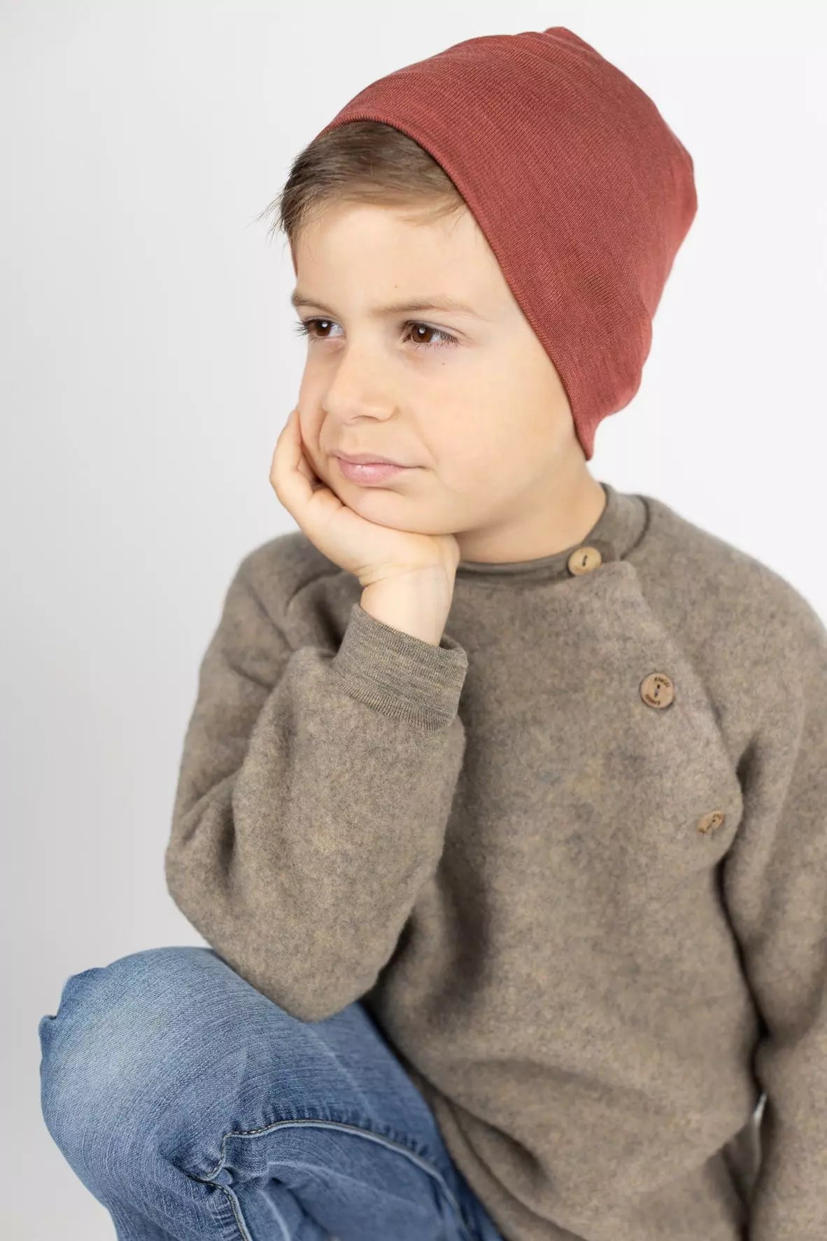 Bestens ausgestattet in der Übergangszeit im Herbst oder Frühjahr sind die Kleinsten mit dieser Mütze von Engel aus Wolle-Seide. Das leichte Material sorgt für hohen Tragekomfort und schützt das zarte Köpfchen vor Wind und Wetter. Besonderes Plus: Auch unter dem (Fahrrad-)Helm lässt sich diese Mütze ganz prima tragen.