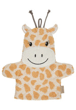 Der Waschhandschuh GIRAFFE Kaya kombiniert Waschen und Spielen. Weicher Frottee und das niedliche Giraffenmotiv machen das Baden zum Vergnügen. Einfach anzuziehen und pflegeleicht – ideal für gemeinsame Momente mit Kindern.