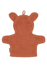 Mit dem&nbsp;Waschhandschuh Filou&nbsp;wird Körperpflege zum Kinderspiel! Die&nbsp;praktische 2-in-1-Lösung&nbsp;vereint Waschlappen und Handpuppe in einer niedlichen Fuchsform. Das weiche Frottee aus Baumwolle ist besonders hautfreundlich und angenehm in der Anwendung.

Ob beim Waschen, Planschen oder Spielen – Filou bringt Spaß in die tägliche Routine und unterstützt Eltern bei der sanften Reinigung ihres Kindes.

Waschhandschuh mit Handpuppen-Funktion
In kindgerechter Fuchsform mit liebevollen Details
Ha