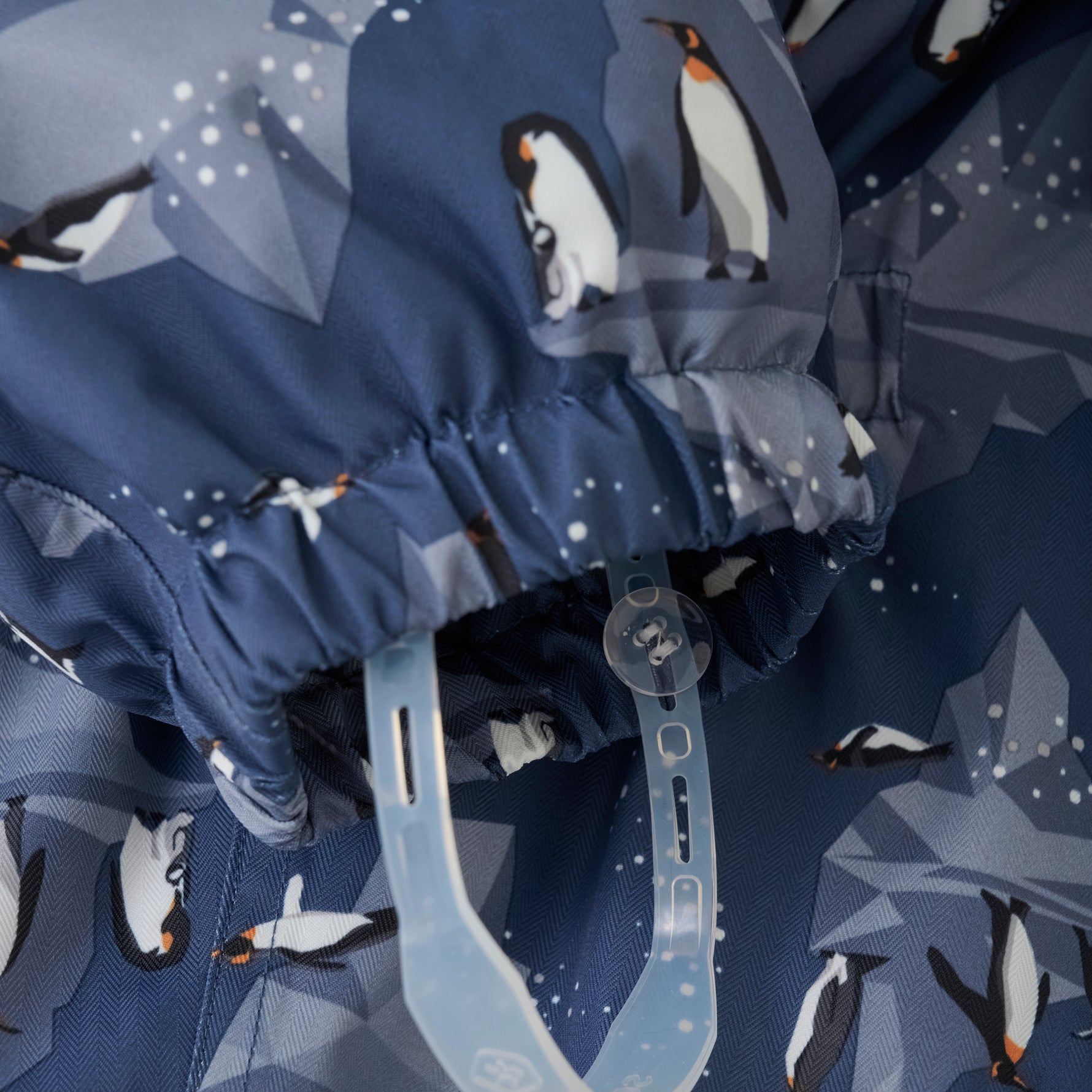 Mit dem Kid's Coverall Solid von Color Kids sind Kinder bei Wind und Wetter trocken und geschützt unterwegs. Der Kinder Overall wird aus 100 % recyceltem Polyester hergestellt und ist damit leicht und funktionell. Witterung kann dem komplett wasser- und wasserdichten Kleidungsstück mit Bionic Eco Finish und getapten Nähten nichts anhaben.