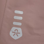 Mit dem&nbsp;Kid's Coverall Solid&nbsp;von&nbsp;Color Kids&nbsp;sind Kinder bei Wind und Wetter trocken und geschützt unterwegs. Der Kinder Overall wird aus&nbsp;100 % recyceltem Polyester&nbsp;hergestellt und ist damit leicht und funktionell. Witterung kann dem komplett&nbsp;wasser- und wasserdichten&nbsp;Kleidungsstück mit&nbsp;Bionic Eco Finish&nbsp;und getapten Nähten nichts anhaben.

Zudem überzeugt der Overall durch eine starke&nbsp;Feuchtigkeitsregulierung. So wird Schwitzen beim Spielspaß verhindert