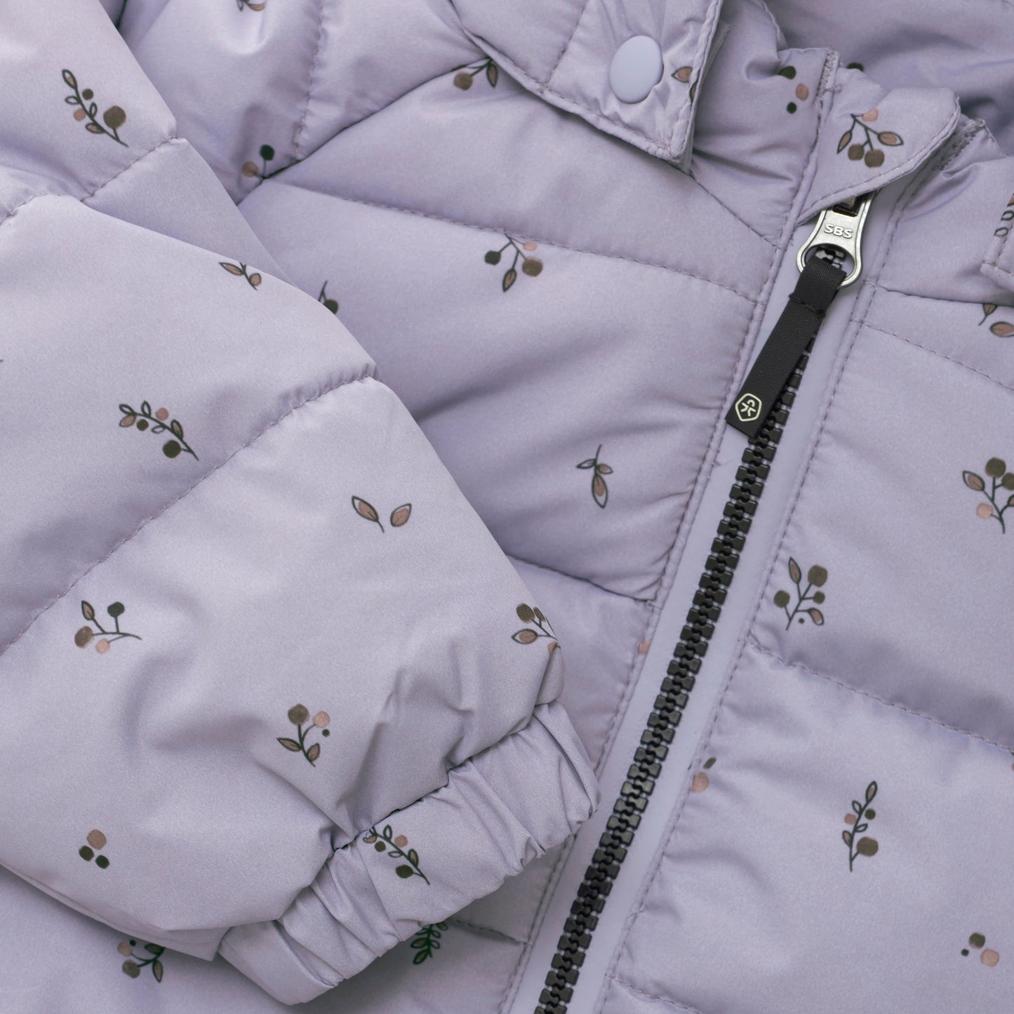 Die Winterjacke von Color Kids ist die ideale Begleitung für kalte Tage. Mit der warmen Kapuze sind Sie jederzeit vor kühlem Wetter geschützt. Sie werden sich in dieser Jacke auch bei niedrigen Temperaturen immer wohl und warm fühlen. Perfekt für den Winter!