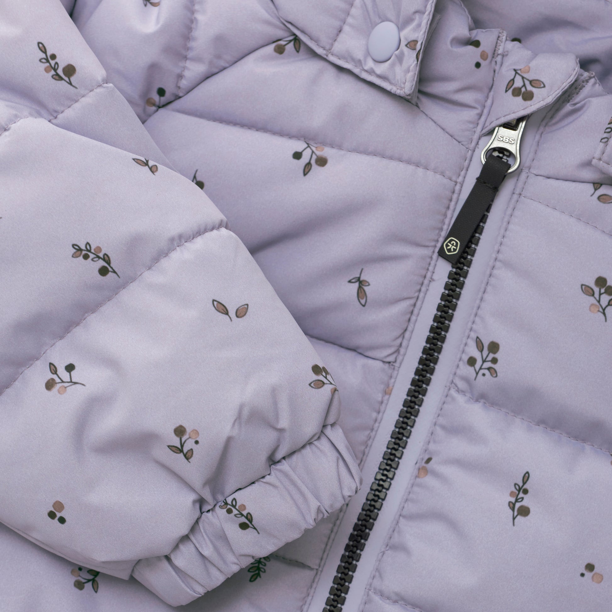 Die Winterjacke von Color Kids ist die ideale Begleitung für kalte Tage. Mit der warmen Kapuze sind Sie jederzeit vor kühlem Wetter geschützt. Sie werden sich in dieser Jacke auch bei niedrigen Temperaturen immer wohl und warm fühlen. Perfekt für den Winter!