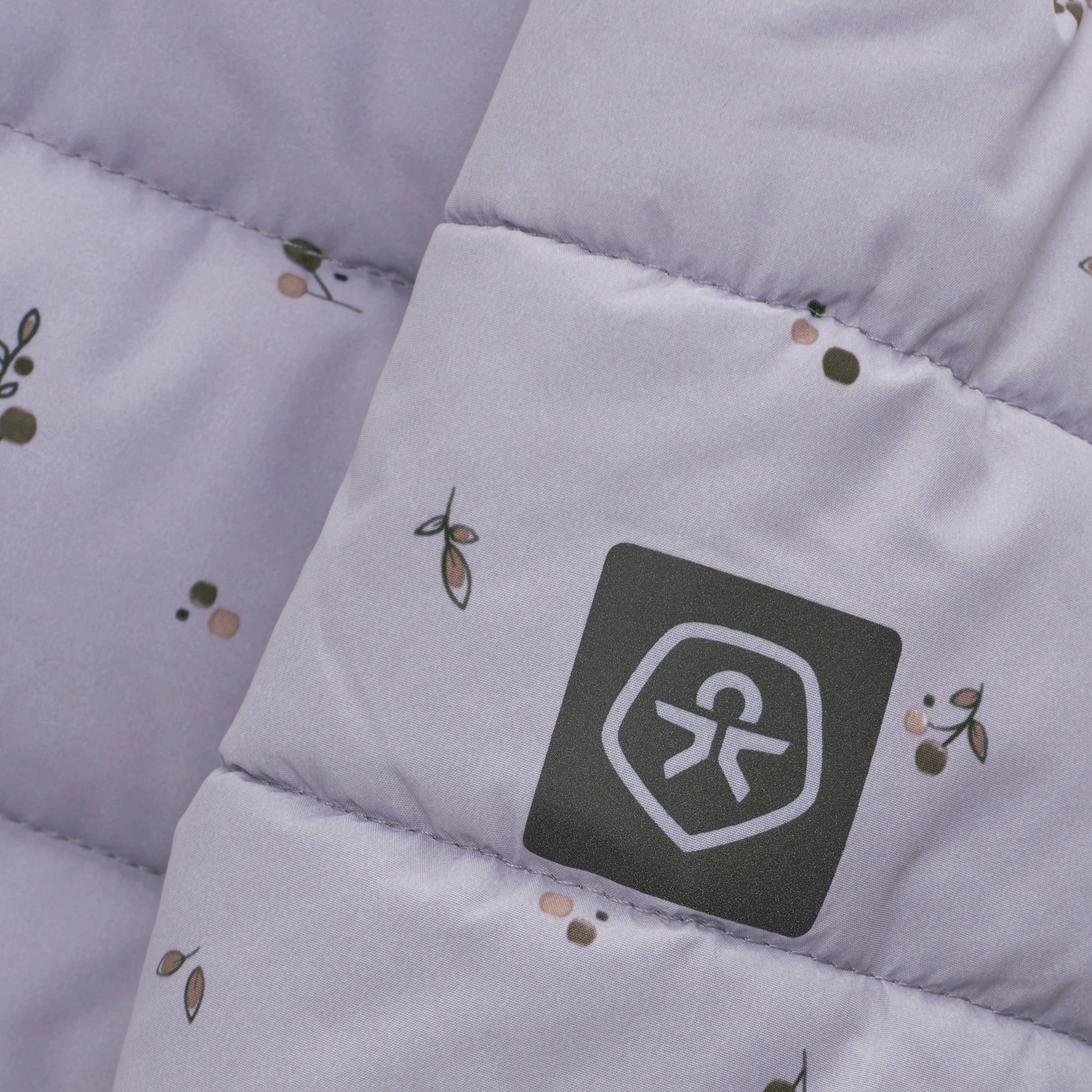 Die Winterjacke von Color Kids ist die ideale Begleitung für kalte Tage. Mit der warmen Kapuze sind Sie jederzeit vor kühlem Wetter geschützt. Sie werden sich in dieser Jacke auch bei niedrigen Temperaturen immer wohl und warm fühlen. Perfekt für den Winter!