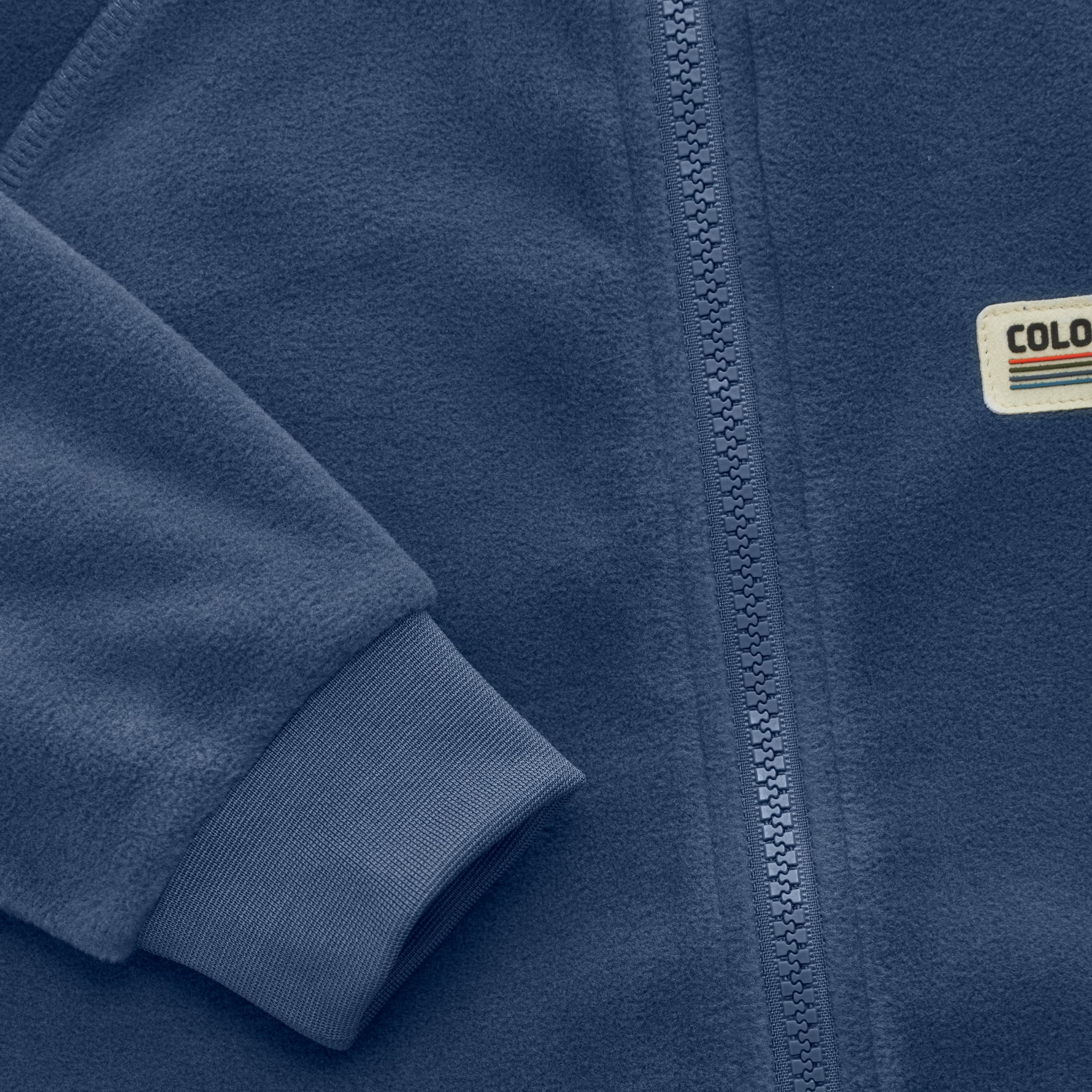Dieser Fleece Anzug mit Zip in blau ist perfekt geeignet für Babys. Das weiche Material sorgt für angenehme Wärme und Komfort, während der Reißverschluss ein einfaches An- und Ausziehen ermöglicht. Hält Ihr Baby stets warm und kuschelig. Perfekt für die kälteren Tage!