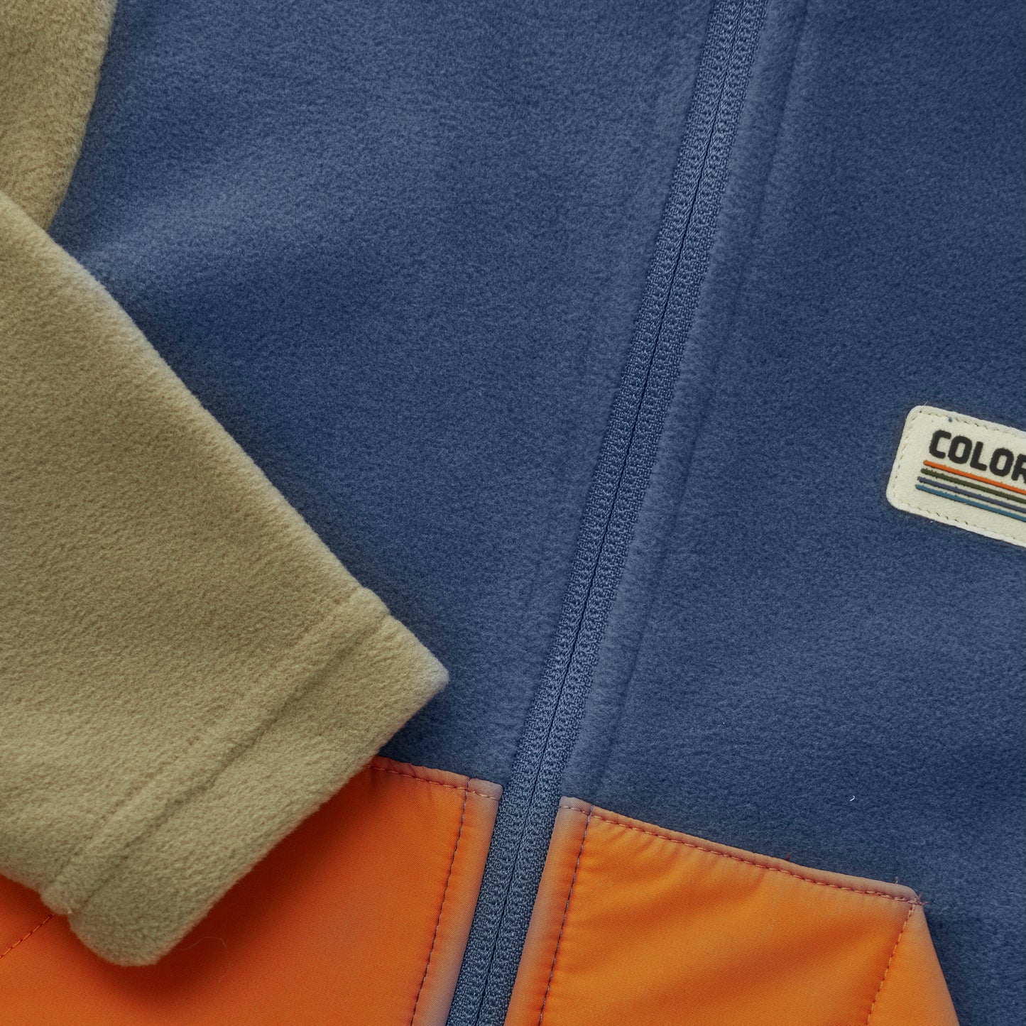 Die Fleece Jacke ist eine stilvolle und farbenfrohe Weste für kleine Jungs. Sie besteht aus weichem Fleece-Material und hält Ihr Kind warm. Perfekt für die kalten Tage.