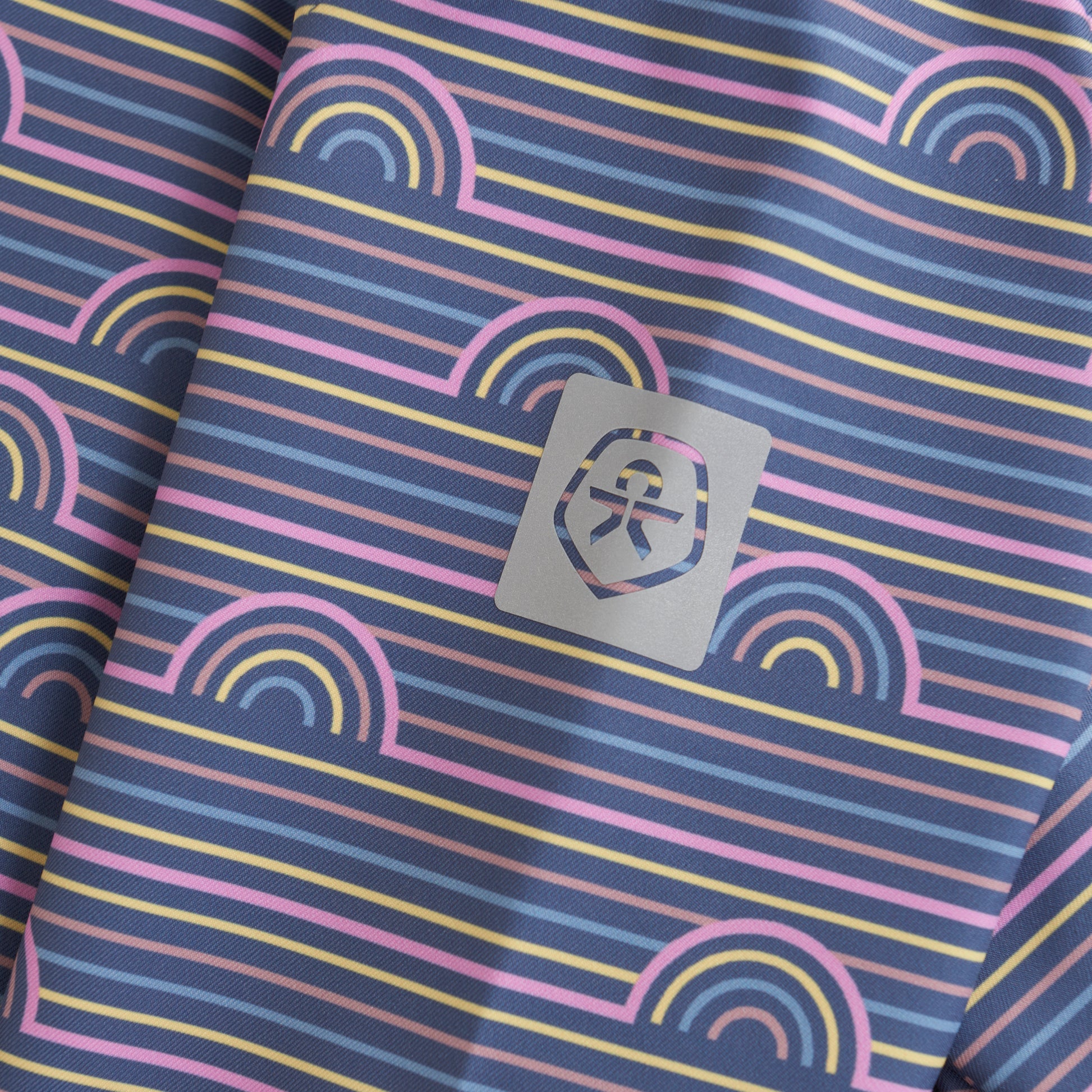 Die Softshell Jacke von Color Kids besticht durch ihr farbenfrohes Regenbogenmuster und bietet optimalen Schutz für die Kleinen.