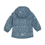 Die blaue Softshell-Jacke von Color Kids überzeugt mit einem liebevollen Fahrzeugmotiv und sorgt für angenehmen Tragekomfort bei jedem Abenteuer.