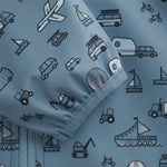 Die blaue Softshell-Jacke von Color Kids überzeugt mit einem liebevollen Fahrzeugmotiv und sorgt für angenehmen Tragekomfort bei jedem Abenteuer.