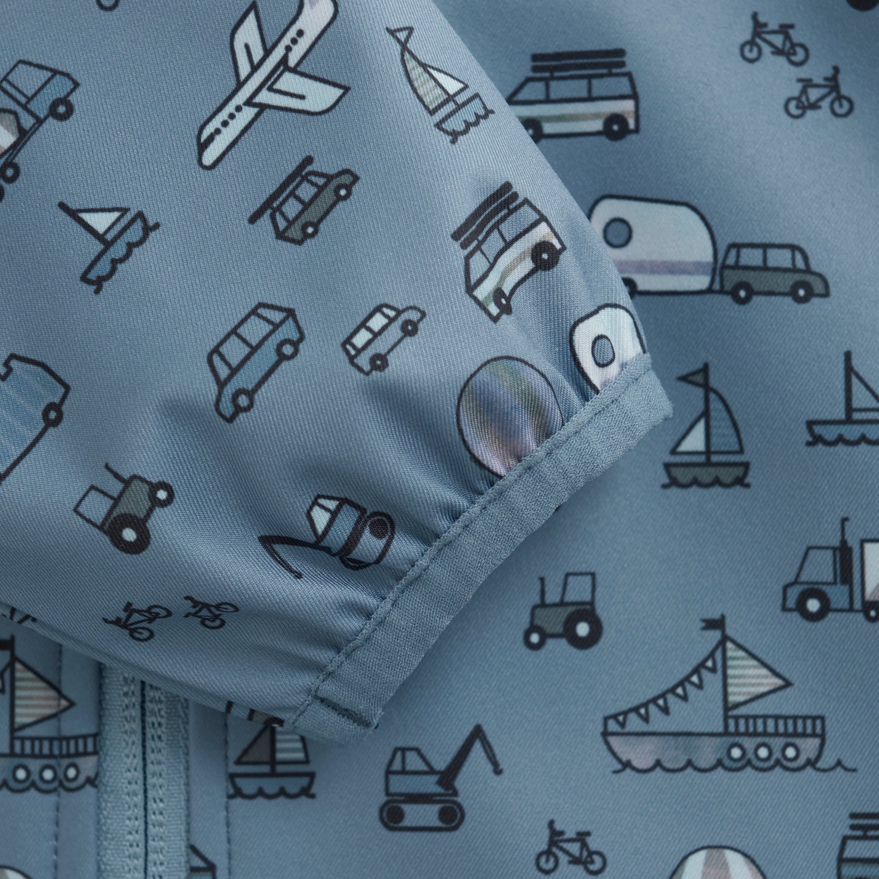 Die blaue Softshell-Jacke von Color Kids überzeugt mit einem liebevollen Fahrzeugmotiv und sorgt für angenehmen Tragekomfort bei jedem Abenteuer.