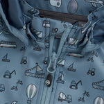 Die blaue Softshell-Jacke von Color Kids überzeugt mit einem liebevollen Fahrzeugmotiv und sorgt für angenehmen Tragekomfort bei jedem Abenteuer.